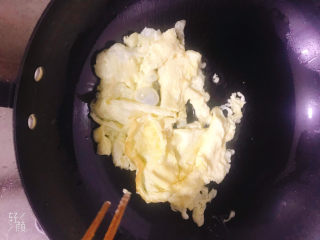 9、莴笋炒鸡蛋,待鸡蛋液凝固，用筷子轻轻搅散，盛出备用