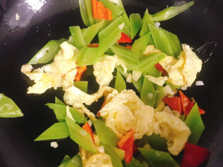 12、莴笋炒鸡蛋,倒入鸡蛋快速翻炒均匀