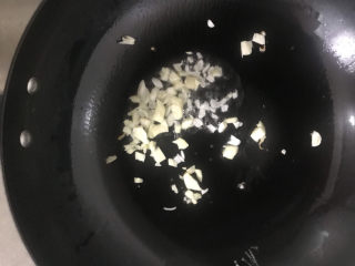 10、莴笋炒鸡蛋,锅里留底油下葱蒜爆香