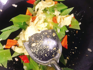 13、莴笋炒鸡蛋,倒入适量盐和鸡精调味快速翻炒均匀即可，炒莴笋，要大火快速，不宜炒时间长，不仅口感不好，营养还会流失