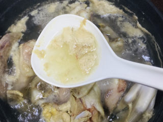 2、麻辣鸭翅,大火煮开后捞去浮末