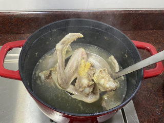 3、麻辣鸭翅,鸭翅捞出沥干水份