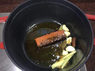 4、麻辣鸭翅,倒入一块麻辣牛油火锅底料