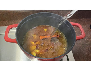 5、麻辣鸭翅,倒入开水