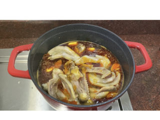 6、麻辣鸭翅,放入鸭翅，鹅掌