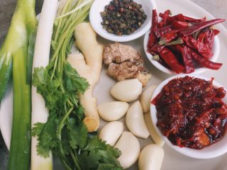 3、川味儿麻辣小龙虾,佐料准备～