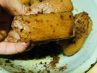 10、四川烧白,再加红糖涂上去,猪皮颜色就很好了;