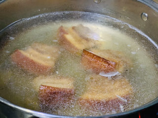 13、四川烧白,放刚才捞肉的水里,开大火,泡一会,这样肉皮才会起皱;