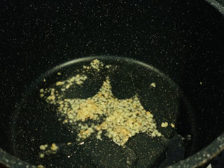 14、四川烧白,锅里加少许油,把姜末炒香;