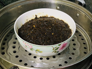 21、四川烧白,上蒸锅蒸,大火煮开水,转中火蒸1小时,如果放高压锅30分钟就好;