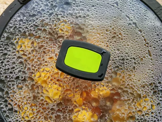 5、香菇板栗烧鸡,大火烧开后，转小火盖上锅盖，炖煮20多分钟，差不多软就可以了。