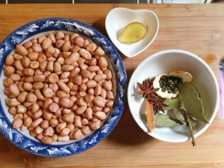 1、水煮花生米（电饭煲版）,准备食材。