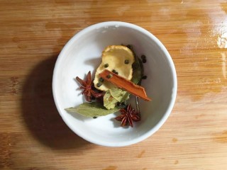 2、水煮花生米（电饭煲版）,将香叶、桂皮、花椒、陈皮等调料洗净。