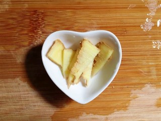 3、水煮花生米（电饭煲版）,将生姜洗净，切成片。