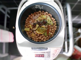 5、水煮花生米（电饭煲版）,半个小时后，打开电饭煲的煮饭键。