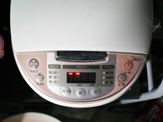 6、水煮花生米（电饭煲版）,我用的是“柴火饭”模式，煮20分钟。没有的话，直接煮饭模式即可。