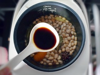 7、水煮花生米（电饭煲版）,20分钟后，打开盖子，加入一大勺生抽。