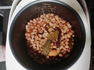 11、水煮花生米（电饭煲版）,半个小时后，打开盖子。美味的水煮花生米就做好啦！不着急吃的话，可以多焖一会儿，会更入味哦！