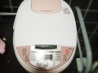 10、水煮花生米（电饭煲版）,盖上盖子，断电，焖半个小时。