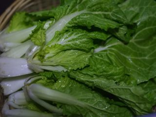 2、美味不打折的纯素菜饭,青菜洗净。