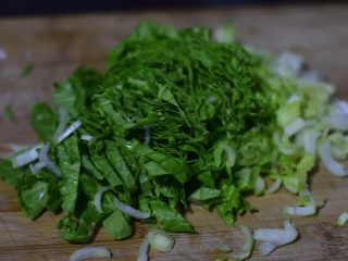 3、美味不打折的纯素菜饭,切成细丝。