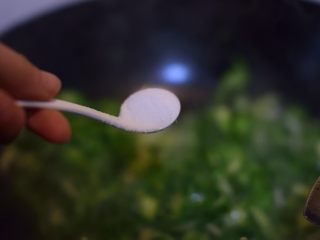 8、美味不打折的纯素菜饭,加盐和糖。