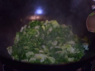 9、美味不打折的纯素菜饭,将青菜炒瘪。看自己喜好,加蔬菜精或味精。