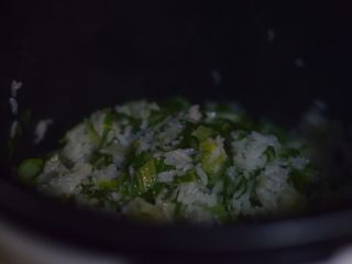 11、美味不打折的纯素菜饭,开盖倒入青菜,拌匀。