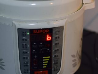 12、美味不打折的纯素菜饭,再盖上盖子,保温十分钟。