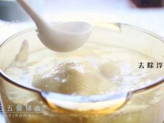 2、竹荪鸡汤 & 鸡高汤,老母鸡洗净，和姜一起煮开，撇去浮沫，小火开始炖。