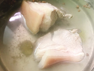 3、四川回锅肉,煮至猪肉完全断生