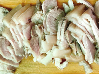 7、四川回锅肉,切好的猪肉