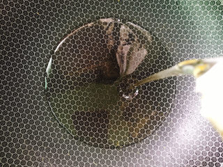 8、四川回锅肉,锅中放油