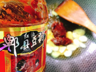 10、四川回锅肉,准备好豆瓣酱