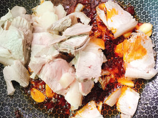 13、四川回锅肉,放入猪肉