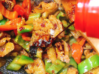 18、四川回锅肉,倒入酱油、白糖、花椒粉