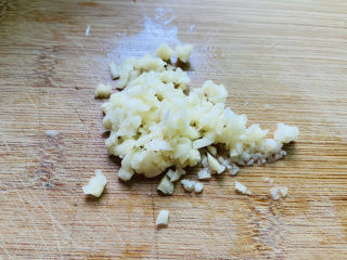 4、蒜泥生菜,蒜头去皮切碎