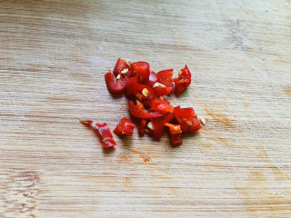 5、蒜泥生菜,辣椒洗净切碎