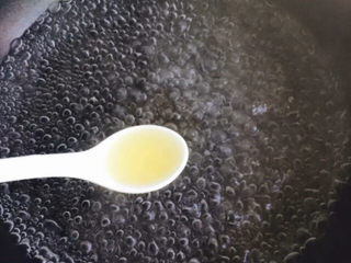 6、蒜泥生菜,锅中加入清水大火烧开放入一勺食用油