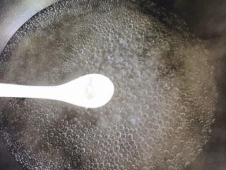 7、蒜泥生菜,适量盐