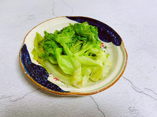 10、蒜泥生菜,装入盘中