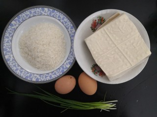 1、鱼香脆皮豆腐,先把面包糠,豆腐,鸡蛋,小葱,准备好