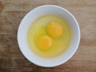 2、鱼香脆皮豆腐,把鸡蛋,磕入碗中