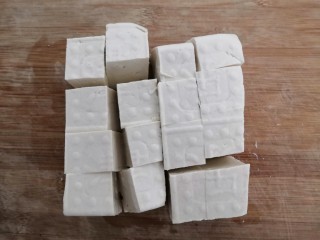 4、鱼香脆皮豆腐,豆腐洗干净,切成小块,备用
