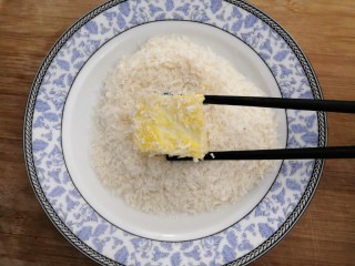 6、鱼香脆皮豆腐,把粘满鸡蛋液的豆腐,滚上一层面包糠,备用