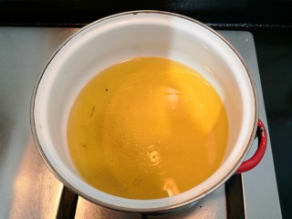 7、鱼香脆皮豆腐,锅中加入油500克,大火烧至7层热