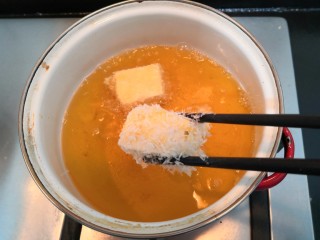 8、鱼香脆皮豆腐,7层热后 ,放入豆腐块,改中火炸