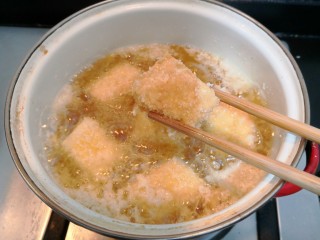9、鱼香脆皮豆腐,豆腐块,炸至两面,表皮脆黄,捞出