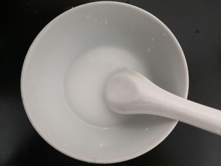 11、鱼香脆皮豆腐,把淀粉,放入碗中,加入水30克,搅拌均匀备用