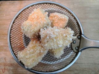 10、鱼香脆皮豆腐,捞出的豆腐块,沥干多余的油份,备用